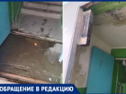 В МКД Волжского заливает электрику из-за снятого козырька перед Новым годом: видео