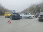 Видеокамеры засняли, как расторопный «Москвич» протаранил «Форд» в Волжском