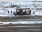 На полчаса опаздывает утренний автобус 2у в Волжском: топла мерзнет и душится в транспорте