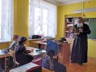 Воспитанникам Дома милосердия в Волжском рассказали о книгопечатании