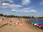 Загаженные раздевалки и километровые пробки: как отдыхают волжане на популярном пляже