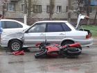 Мотоциклиста забрали в реанимацию после ДТП в Волжском