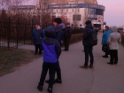 Родителей с маленькими детьми заставили ждать врача на улице в Волжском
