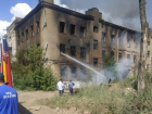 Руины тракторного завода могли поджечь: видео с места пожара в Волгограде