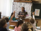 Старшеклассники в честь Дня учителя выгнали преподавателей с уроков в Волжском 