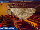 Три тонны хрусталя подняли под потолок в Волжском: фоторепортаж