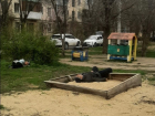Красиво жить не запретишь: пара устроила ночлежку на траве и в песочнице в Волжском