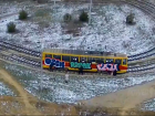 Подростки изрисовали трамвай под камерами наблюдения в Волжском: видео