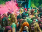 В День молодежи волжан пригласили запачкать улицы города яркими красками "Холи"