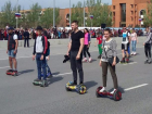 Первомайскую демонстрацию волжане открыли на гироскутерах, байках и скейтах