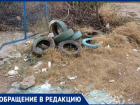 Гниющий мусор и стекла заполонили детскую площадку в Волжском