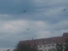 Три самолета пролетели низко над головами жителей в Волжском: видео