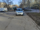 В Волжском водитель припарковал авто на тротуаре рядом с зданием судебных приставов