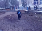 В Волжском к школе вместо дороги ведет «земляная» тропинка