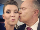 Поцелуи и коронавирус: волжанка Ольга Скабеева поделилась фотографиями с политиками