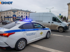 В Волжском КамАЗ опрокинулся, а неизвестный водитель сбил женщину и скрылся. Сводка ДТП за сутки