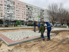 На месте сгоревшей клумбы в центре Волжского строят новую площадку