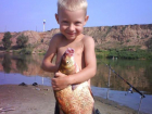 Маленький участник фото-конкурса "Клёвый улов" - размером с рыбу