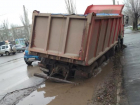 40-тонный грузовик с горячим бетоном продавил дорогу в Волжском