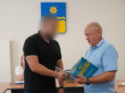 В Волжском наградили полицейского, спасшего мужчину на ГЭС