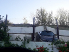 «Забыл поставить на ручник»: в Волжском автомобиль въехал в дачный забор