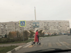 Супергерой на самокате разъезжает по субботним улицам Волжского