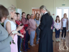 Священнослужитель посетил беженцев в пунктах временного размещения в Волжском