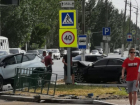 Две иномарки столкнулись у остановки в Волжском: едва не передавили людей