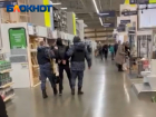 Мужчину с черным рюкзаком задержали в магазине Волжского: видео