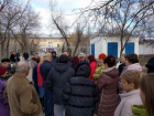  Предприниматели и жители окрестных домов требуют у властей разбить парковку у «Русича» в Волжском