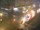 Лихач оставил без света улицу Мира в Волжском, снеся столб и чужие авто