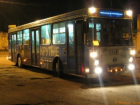 В Волжском ночью по вине водителя из автобуса выпала пенсионерка