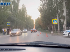 Женщина попала под колеса иномарки на Сталинградской в Волжском: видео