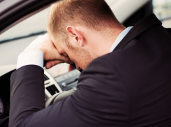 На юге Волгограда рецидивист заснул за рулем угнанного авто