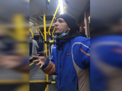 Волжский «Есенин» декларировал стихотворение о родном городе в автобусе