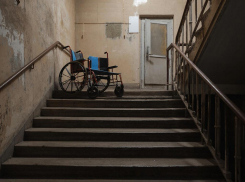 В Волжском УК засудила мать ребенка-инвалида за коляску в подъезде: облсуд отменил решение о наказании