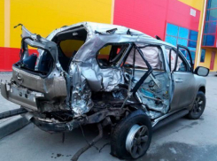 «Убитый» всмятку автомобиль долгие месяцы стоял на улицах Волжского