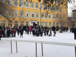В Волгограде эвакуируют школьников 