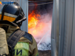 Близ Волжского вспыхнули два пластиковых контейнера