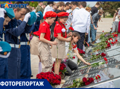 В Волжском возложили цветы к памятнику воинам 9 мая