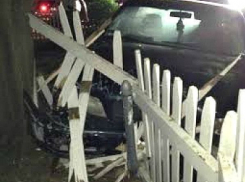 Под Волгоградом при обгоне автомобиль въехал в забор и сбил насмерть пешехода