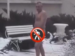 В центре Волжского голый мужчина гулял до приезда врачей