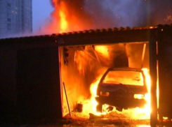 Глубокой ночью загорелся гараж в Волжском