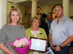 Грамоты, новые песочницы и концерт: волжские депутаты поздравили соцработников с праздником