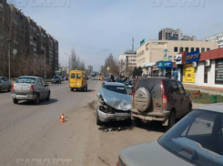 В крупной аварии с шестью машинами в Волжском пострадали два человека