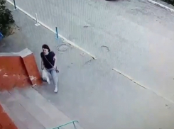 Волжанин ищет девушку, потерявшую крупную купюру рядом с подъездом