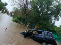 «Четверка» утонула: волжане засняли на видео застрявший в яме автомобиль