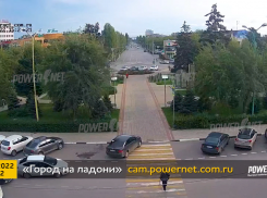 Сдал назад, въехал в машину и припарковался: в Волжском на видео попала авария