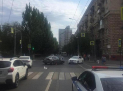 На видео попало ДТП в центре Волгограда: есть пострадавшие