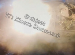 В Волжском назвали возможную причину вечерних взрывов: видео с предприятия